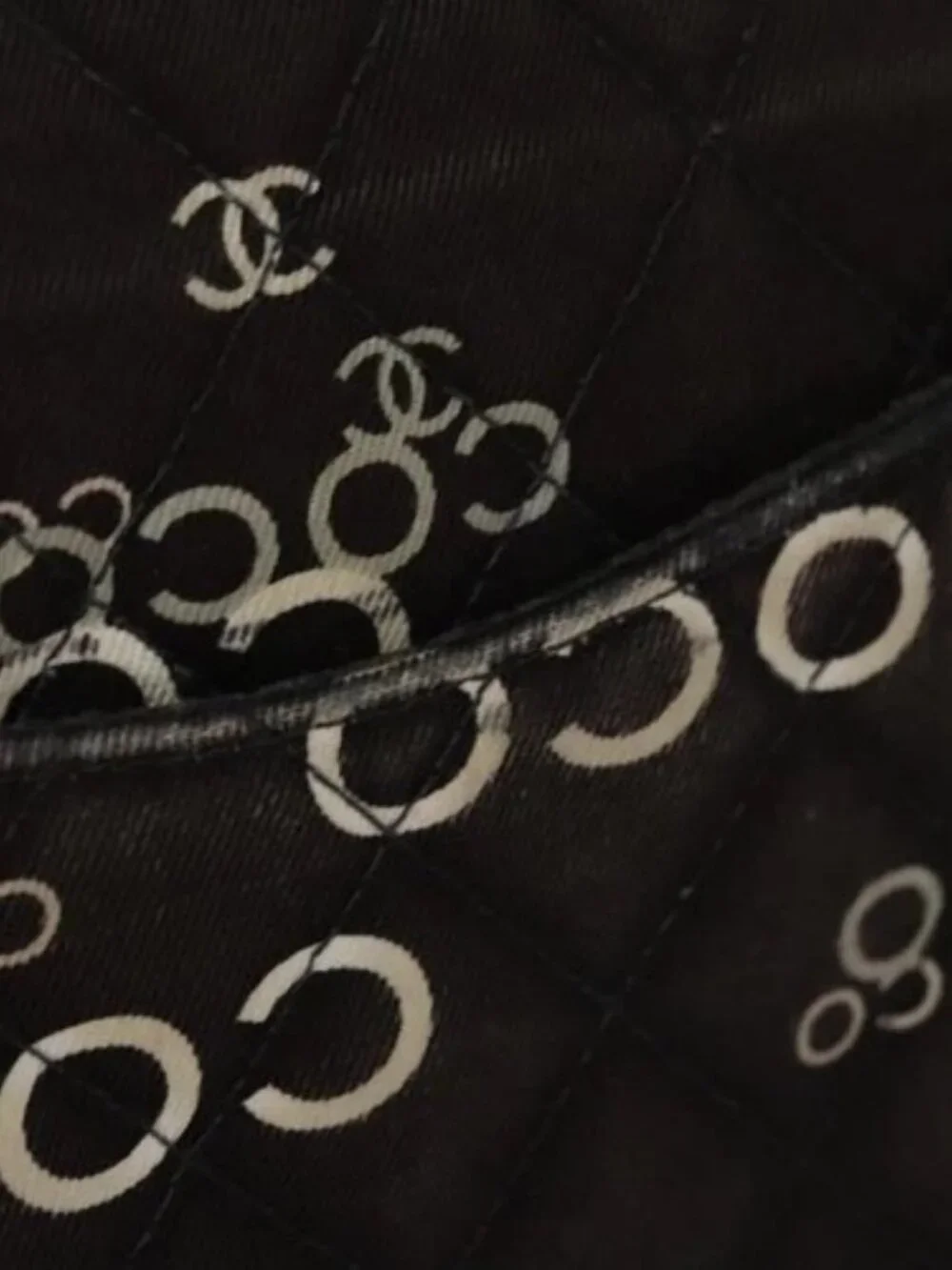 CHANEL Matelasse 25 Chain Shoulder Bag Canvas Black Gold CC Auth 108396